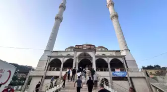 Hatay'da Depremzedeler Bayram Namazını Yeniden Yapılan Camide Kıldı