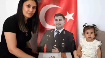 Duygulandıran hikaye: Şehit eşiyle yaptıklarını şimdi 13 aylık kızıyla yapıyor