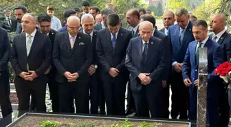Devlet Bahçeli, Alparslan Türkeş'in Anıt Mezarını Ziyaret Etti