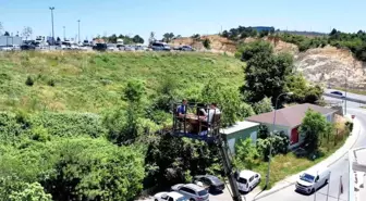Arnavutköy'de Çılgın Şaka: Vinçle 40 Metre Yükseklikte Tavla ve Çay Keyfi