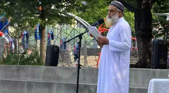 New York'ta Müslümanlar Sıcak Hava Nedeniyle Bayram Namazını Parkta Kıldılar