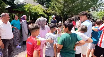 Baysal Ailesi'nden Bayram Geleneği: 20 Yıldır Çocuklara Harçlık Dağıtıyorlar