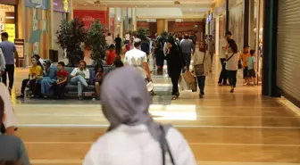 Şehrin en büyük AVM'sinde 18 aracın lastikleri bıçakla kesildi