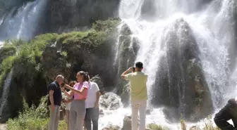 Girlevik Şelalesi bayramda yerli ve yabancı turist akınına uğradı