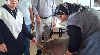 Kars'ta Mahalle Sakinlerinden Üniversite Öğrencilerine Bayram İkramı