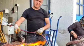 Kurban Bayramı'nda Metal Ustaları Kelle Ütme Geleneğini Sürdürüyor