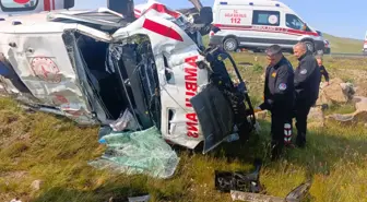 Ambulans Şarampole Devrildi: 4 Sağlıkçı Yaralandı