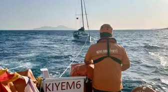 Bodrum Açıklarında Sürüklenen Tekne Kurtarıldı
