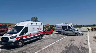 Çorum'da Kavşakta İki Otomobil Çarpıştı, 4 Yaralı