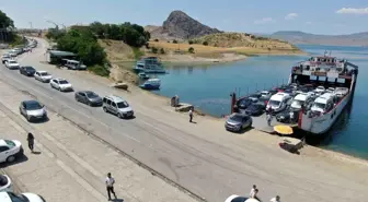 Elazığ Feribot İskelesinde Tatil Dönüşü Kuyruğu