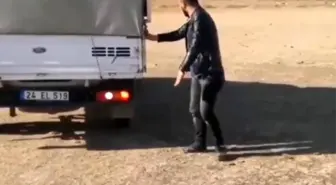 Ehliyet Sınavına Hazırlanan Gençlerin Taşlı Park Etme Denemesi