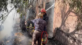 Antalya'da Müstakil Evde Yangın Çıktı, 79 Yaşındaki Ev Sahibi İtfaiyecilere Yardım Etmeye Çalıştı