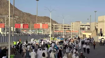 Hacıların Cemerat'taki Şeytan Taşlama Görevi Sonrası Dönüşleri