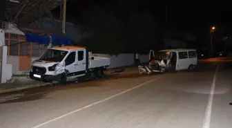 Tokat'ta Minibüs Kamyonete Çarptı, Şoför Sıkıştı