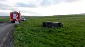 Kars'ta Hafif Ticari Araç Şarampole Devrildi: 5 Yaralı