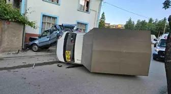 Kastamonu'da Kamyonet Park Halindeki Araca Çarptı: Sürücü Yaralandı