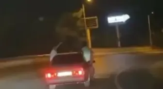 Fethiye'de Otomobilden Sarkarak Yolculuk Yapanlar, Can Güvenliğini Tehlikeye Attı