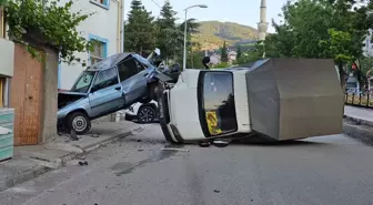 Kamyonet Park Halindeki Araca Çarptı, Sürücü Yaralandı
