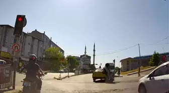 Şişli'de Motosiklet Sürücüsü U Dönüşü Yapan Taksiyle Çarpıştı