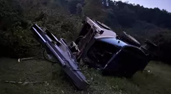 Hendek'te İş Makinesi Yamaçtan Yuvarlandı, Operatör Kurtuldu