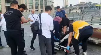 Adliye meydanındaki bariyerler rüzgarın etkisiyle 2 personelin üzerine devrildi