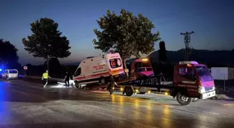 Bursa'da Ambulans ile Çarpışan Otomobilin Sürücüsü Yaralandı