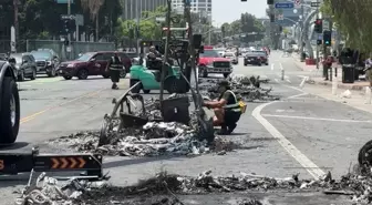 Los Angeles'taki protestolarda yakılan araçların enkaz kaldırma çalışmaları görüntülendi