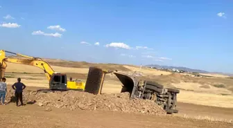 Siirt'in Kurtalan İlçesinde Kamyon Devrildi, Sürücü Yaralandı
