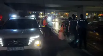 Uyuşturucu Etkisiyle Yolda Yürüyen Kadın, Sürücülere Zor Anlar Yaşattı