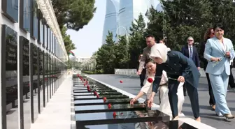 Aile ve Sosyal Hizmetler Bakanı Bakü'de Şehitlikleri Ziyaret Etti