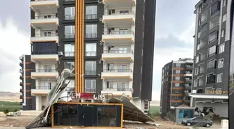 Batman'da Şiddetli Rüzgar Çatı Panellerini Uçurdu