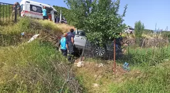 Bingöl'de Otomobil Şarampole Yuvarlandı: 2 Yaralı