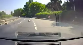 Gölcük'te Tırın Dorsesindeki Kablo Makaraları Yola Saçıldı