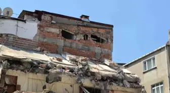 Sultangazi'de Kentsel Dönüşümde İş Makinesi Hatalı Manevra Yaptı