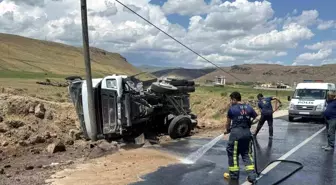 Van'da Kum Yüklü Tır Devrildi, Sürücü Yaralı Kurtuldu