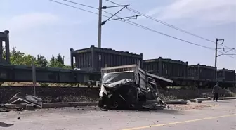Malatya'da Yük Treni Kamyonete Çarptı