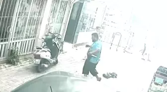 Muğla'da baba ile oğlunu öldüren şüphelinin elinde bıçakla kaçtığı anlar kamerada