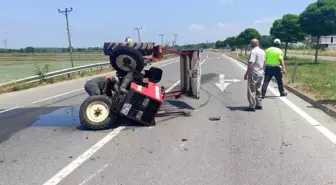 Samsun'da Otomobil Traktöre Çarptı, Sürücü Yaralandı
