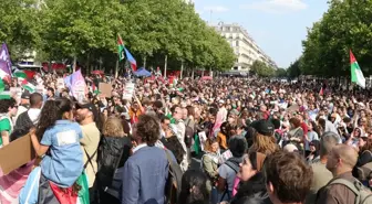 Paris'te on binlerce kişi Madleen aktivistlerinin serbest bırakılması için toplandı