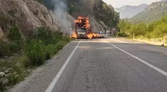 Adana'da Saman Yüklü Kamyonet Yandı