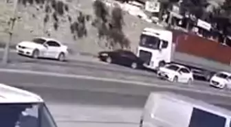 Hatay'da Tır, Önündeki Aracı Sürükledi