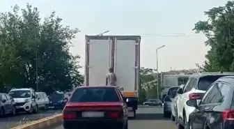Diyarbakır'da Tehlikeli Yolculuk: Kamyonetin Arkasına Tutunan Şahıs