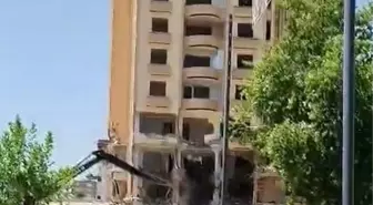 Gaziantep'te ağır hasarlı bina kontrollü şekilde yıkıldı