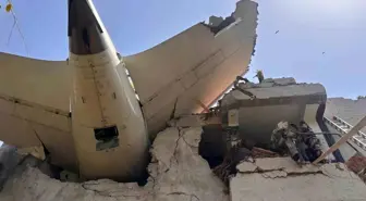 Hindistan'da Uçak Kazası: 242 Kişi Kayıp