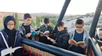 Kapadokya'da Sıcak Hava Balonunda Kitap Okuma Etkinliği
