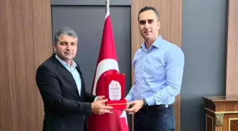AK Parti Samsat, Kaymakam Yaşar Artar'a Plaket Verdi