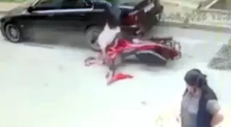 Sultangazi'de Motosiklet Sürücüsünün Kazası Güvenlik Kamerasında