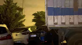 Freni Patlayan Kamyon Park Halindeki Araçlara Çarptı