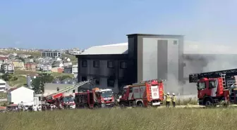 İstanbul'da Terlik Fabrikasında Yangın: 2 Saatte Kontrol Altına Alındı