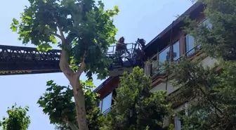 Bakırköy'de 3 Katlı Binanın Çatısında Yangın Çıktı